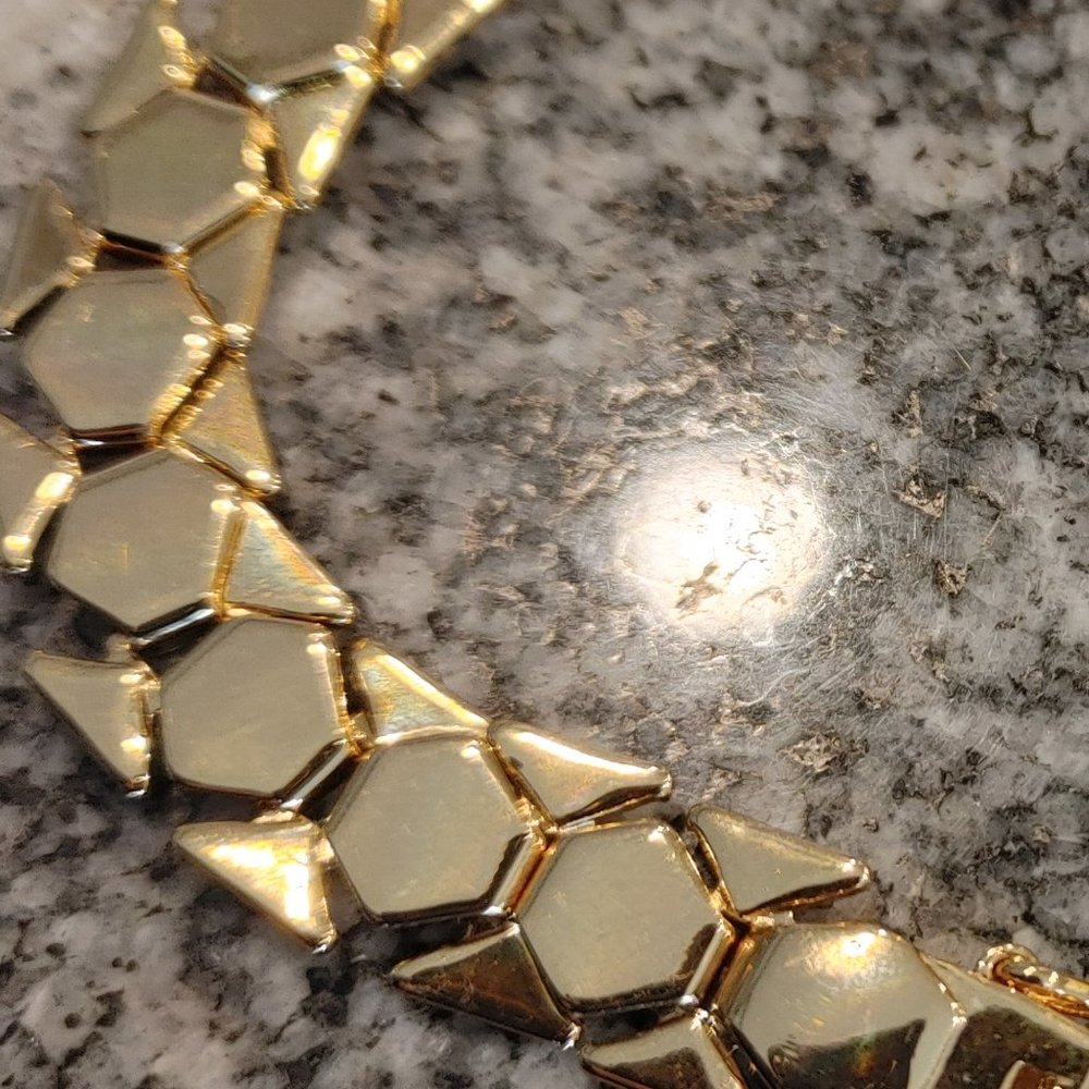 NWOT Women's chain necklace. Gold tone, with closure on back. - Picture 6 of 13